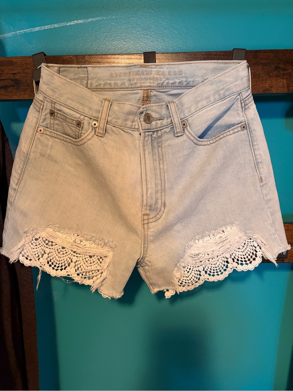 Women’s American Eagle Outfitters Cream Crochet Trim High-Rise Denim Shorts